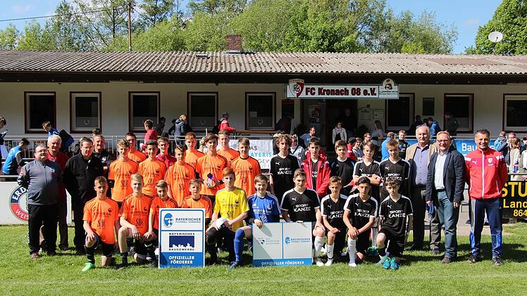 Die U15 des FC Coburg sind Baupokalsieger im Spielkreis Coburg/Kronach/Lichtenfels. Im Finale der Endrunde gewannen die Vestekicker (links) mit 4:1 gegen den FC Kronach (rechts). Mit im Bild von rechts Frank Gareis vom FC Kronach sowie Innungs-Obermeister Richard Eichhorn und dessen Stellvertreter Heinrich Geiger. Fotos: Rainer Glissnik