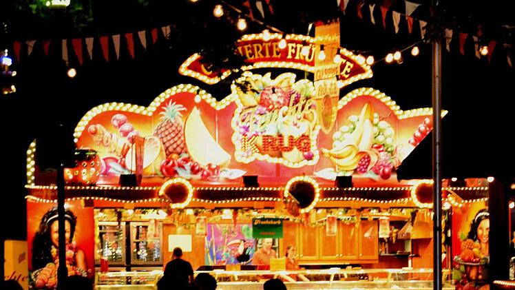 Wenn es Nacht wird, strahlen 1000 Lichter auch dank Früchte Krug auf dem Schützenfestplatz.  Fotos: Andreas Welz