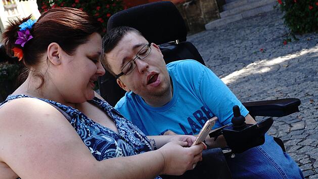 Nadine und Benjamin Strüh schauen sich online immer wieder den Wohnungsmarkt in und um Bamberg an. Eine passende Immobilie - ob zur Miete oder möglicherweise zum Kauf - ist für sie schwierig zu finden. Denn diese müsste barrierefrei sein und ein Hund muss erlaubt sein.  Foto: Sarah Seewald