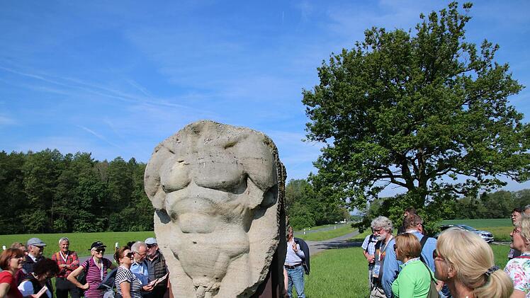 "Enthüllung" heißt dieses Kunstwerk am Skulpturenweg. Helmut Klösel enthüllt dazu einige lustige Anekdoten.