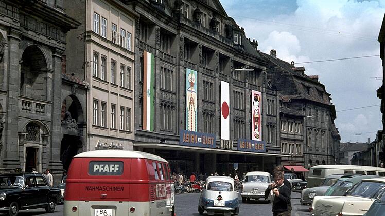 Das Kaufhaus Hertie in den 50er-Jahren - inklusive Autoverkehr am Grünen Markt Hans Tillig