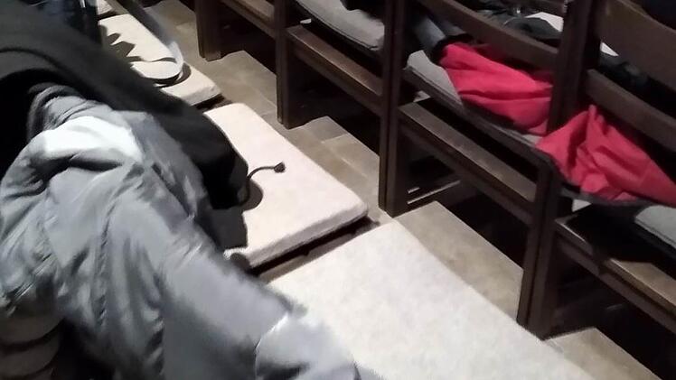 Für Misstöne beim Weihnachtskonzert des Albertinums in der Morizkirche sorgte bei manchen Besuchern der Umstand, dass schon lange vor Beginn zahlreiche Plätze im Mittelschiff durch Jacken, Schals und Decken reserviert waren.Foto: Herbert Dele