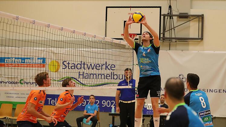 Glänzende Zuspiele von Lennart Fuchs (am Ball) legten den Grundstein zum Hamelburger Sieg über Mühldorf. Foto: Jens Feistel