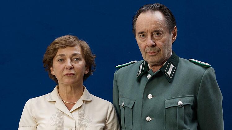 Der ranghohe Volkspolizei-Offizier Paul Fuchs (Uwe Kockisch) und seine Sekretärin Ulrike (Steffi Kühnert) erleben den Mauerbau direkt an der Grenze zwischen Ost- und Westberlin.