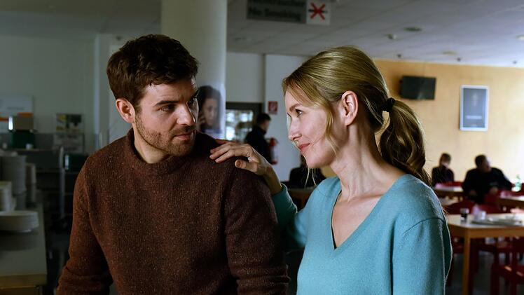 Werden langsam zum Team: Linett Wachow (Stefanie Stappenbeck) redet dem jungen Nils Makowski (Lucas Reiber) gut zu.