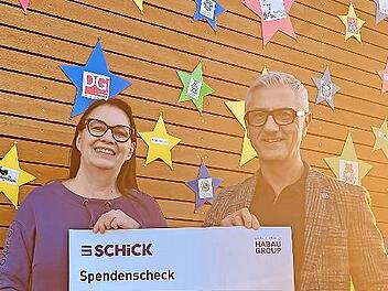 Unser Bild zeigt Hospizleitung Beate Neumeister (links) sowie Edgar Endres (rechts) aus der Gesch&auml;ftsf&uuml;hrung der Schick-Unternehmensgruppe.