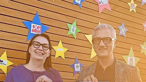 Unser Bild zeigt Hospizleitung Beate Neumeister (links) sowie Edgar Endres (rechts) aus der Gesch&auml;ftsf&uuml;hrung der Schick-Unternehmensgruppe.