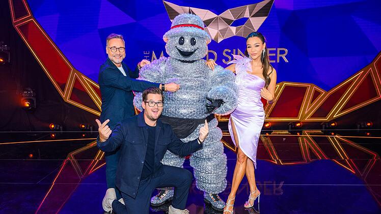 Chris Tall (vorne) und Verona Pooth freuen sich, eine weitere Staffel von "The Masked Singer" als Rateteam zu begleiten.