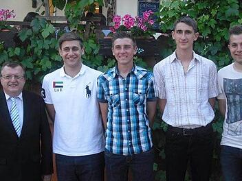 Qualität in der Gruppe: Stolz ist Bezirksschiedsrichter Obmann Norbert Kröckel auf die Leistungen innerhalb der Schiedsrichtergruppe Bad Kissingen. In den höchsten Amateurklassen pfeifen Dominique Moritz, Alexander Arnold, Nikita Kolodeznij und Sebastian Wieber (von links). Foto: Peter Balthasar