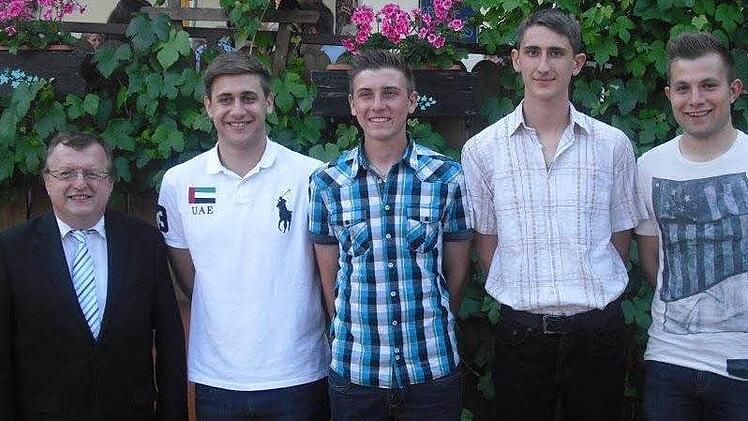 Qualität in der Gruppe: Stolz ist Bezirksschiedsrichter Obmann Norbert Kröckel auf die Leistungen innerhalb der Schiedsrichtergruppe Bad Kissingen. In den höchsten Amateurklassen pfeifen Dominique Moritz, Alexander Arnold, Nikita Kolodeznij und Sebastian Wieber (von links). Foto: Peter Balthasar