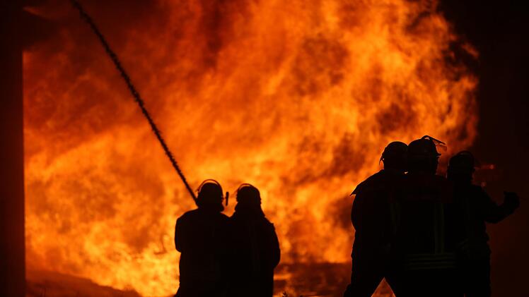 Grossbrand vernichtet Schreinerei samt Anbauten und Fuhrpark - Millionenschaden