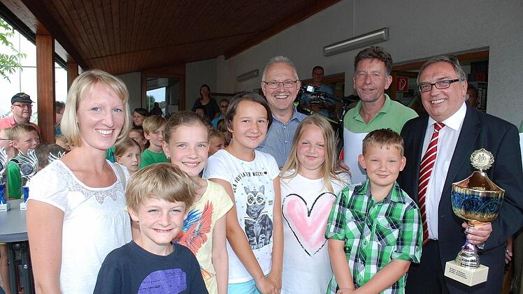 Übergabe des Wanderpokals an eine Abordnung der Marktschorgaster Schule mit Klassenleiterin Grit Littschwager, Bürgermeister Hans Tischhöfer aus Marktschorgast, Verkehrser-zieher Peter Schütz und stellvertretender Landrat Dieter Schaar. (von links)