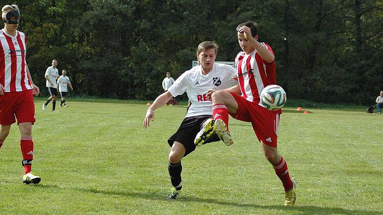 Wildfleckens Sergej Baster (links) und Schondras Daniel Dietz.