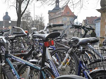 Ein typischer Anblick an vielen "Ecken" in Bamberg: Dass in der Stadt viel geradelt wird, sieht man auch - nicht nur im fließenden Verkehr.  Foto: Ronald Rinklef