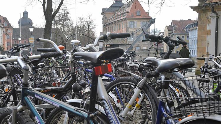 Ein typischer Anblick an vielen "Ecken" in Bamberg: Dass in der Stadt viel geradelt wird, sieht man auch - nicht nur im fließenden Verkehr.  Foto: Ronald Rinklef