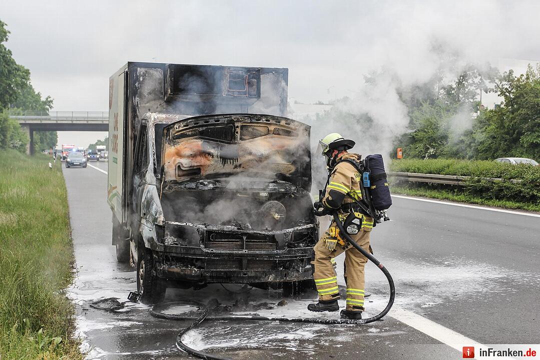 Transporter brennt auf A73 komplett aus