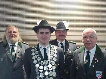 Auf dem Bild sind (von links) 1. Gauschützenmeister Michael Groß, 1. Bezirksritter Jens Weigand, 1. Schützenmeister Michael Meindl (Schützenverein "Bavaria" Thulba) und 2. Gauschützenmeister Günter Schwager zu sehen. Foto: Manfred Koch