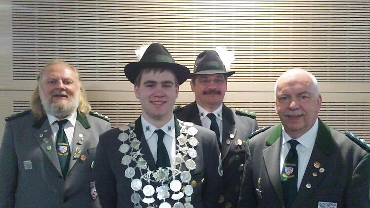 Auf dem Bild sind (von links) 1. Gauschützenmeister Michael Groß, 1. Bezirksritter Jens Weigand, 1. Schützenmeister Michael Meindl (Schützenverein "Bavaria" Thulba) und 2. Gauschützenmeister Günter Schwager zu sehen. Foto: Manfred Koch