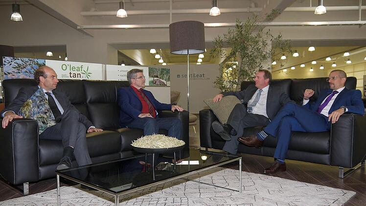 Sitzen bei W. Schillig auf mit Oliven gegerbtem Leder und hoffen darauf, dass der Regen bald mal wieder die Kundschaft in die Möbelhäuser treibt: (von links) Martin Schmitz, Michael Busch, Michael Dannhauser und Erik Stammberger. Foto: Berthold Köhler
