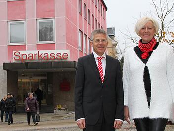 Die Farbe passt allenfalls noch zum Pinklauf: Vorstandsvorsitzender Roland Friedrich berichtet auf Anfrage dieser Zeitung, dass das Gebäude 2017 saniert wird. Neben ihm steht Cornelia Borowski. Foto: Ulrike Müller