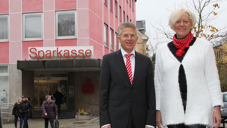 Die Farbe passt allenfalls noch zum Pinklauf: Vorstandsvorsitzender Roland Friedrich berichtet auf Anfrage dieser Zeitung, dass das Gebäude 2017 saniert wird. Neben ihm steht Cornelia Borowski. Foto: Ulrike Müller