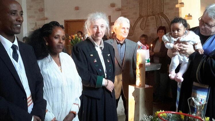 Andächtig verfolgt haben die Eltern Berhanu Abebe und Roman Shugute sowie die ehrenamtlichen Betreuer Petra und Hans Wißen (von links) die Taufzeremonie. Das knapp vier Monate alte Mädchen ist die Ruhe selbst und scheint sich auf dem Arm von Pfarrer Gerd Kirchner sichtlich wohl zu fühlen.Foto: Rolf Pralle