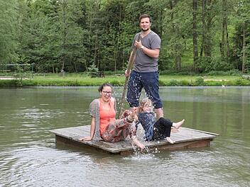 Flossfahrt in Heldritt: Die kleine Paula besucht mit Papa Tom Kalteis gerne dessen Freundin Katharina Fischer - auch weil sich hier so herrlich planschen lässt... Foto: Barbara Herbst