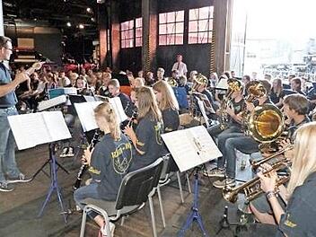 Rund 70 junge Musiker begeisterten die Senioren im Deutschen Dampflokomtiv-Museum. Foto: Werner Reißaus