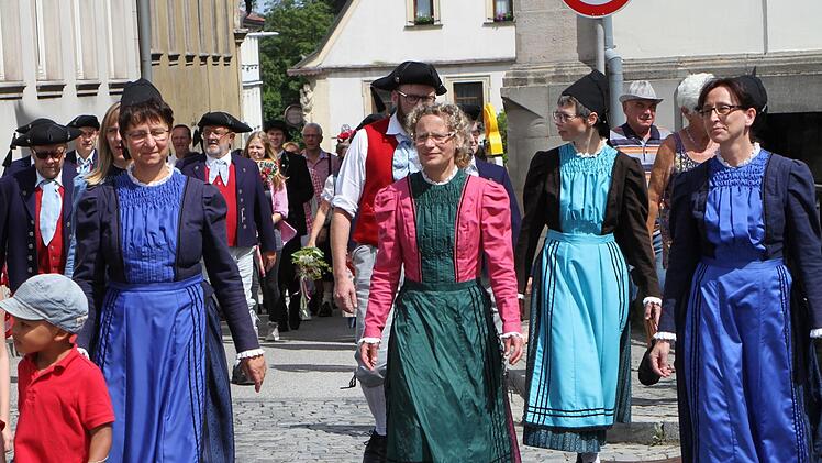Sie halten die Tradition in Ehren, die Frauen und Männer der Trachtengruppe.