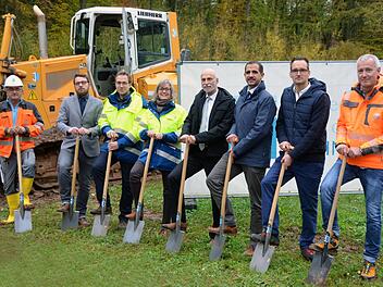 Gebaut wird schon fleißig an der Mischwasserbehandlungsanlage im Ortsteil Albertshausen. Offizieller Spatenstich war am Dienstag mit (von links) Klaus Elbert (Polier Fa. Hell), Matthäus Sklorz vom Büro Hahn (Bad Kissingen), Birgit Imhoff und Markus Schlereth (beide Wasserwirtschaftsamt Bad Kissingen), OB Kay Blankenburg,  Jan Voll (Leiter Bauabteilung KG), Dennie Back, Projektleiter Tiefbauamt der Stadt KG und Bauleiter Peter Straub von der ausführenden Baufirma Hell (Eltingshausen). Foto: Pe...