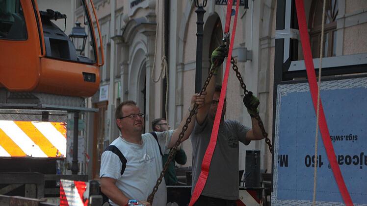 Das Einheben der Stahlkonstruktion wird vorbereitet.Foto: Katrin Geyer
