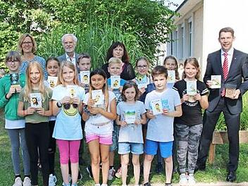 Die Max-Hundt-Schule macht bei der bundesweiten Bienen-Rettung mit. Im Bild (hintere Reihe, von links) Anja Buchdrucker, Rektorin der Max-Hundt-Grund- und Mittelschule, Werner Brendel, Initiator der bundesweiten Aktion www.wir-retten-die-bienen.de, Sabine P&ouml;hlmann, Umweltbeauftragte und Klassenlehrerin der 4 b , sowie Steffen Potstada, Vorstandsmitglied der Sparkasse Kulmbach-Kronach Foto: privat
