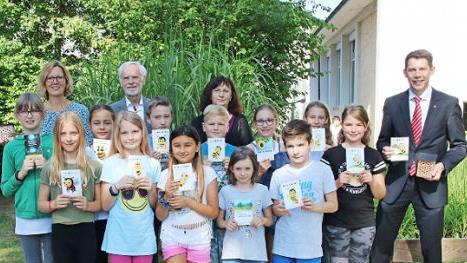 Die Max-Hundt-Schule macht bei der bundesweiten Bienen-Rettung mit. Im Bild (hintere Reihe, von links) Anja Buchdrucker, Rektorin der Max-Hundt-Grund- und Mittelschule, Werner Brendel, Initiator der bundesweiten Aktion www.wir-retten-die-bienen.de, Sabine P&ouml;hlmann, Umweltbeauftragte und Klassenlehrerin der 4 b , sowie Steffen Potstada, Vorstandsmitglied der Sparkasse Kulmbach-Kronach Foto: privat