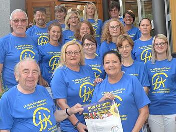 Ein Teil des Organisationsteams stellt die neuen T-Shirts für den Run of Hope vor, mit denen jeder Teilnehmer an den Start gehen wird. Mit im Bild zu sehen sind Vorsitzende Martina Stauch (vorne rechts), Sekretärin Michaela Löffler und Beirat Heinz Hausmann. In der zweiten Reihe, links: Dritter Vorsitzender Günter Landgrafe. Foto: K.- H. Hofmann