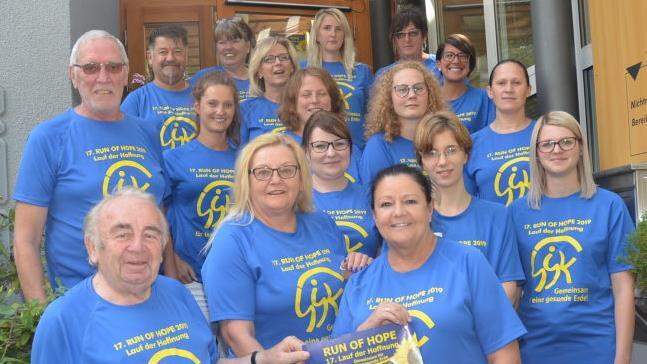 Ein Teil des Organisationsteams stellt die neuen T-Shirts für den Run of Hope vor, mit denen jeder Teilnehmer an den Start gehen wird. Mit im Bild zu sehen sind Vorsitzende Martina Stauch (vorne rechts), Sekretärin Michaela Löffler und Beirat Heinz Hausmann. In der zweiten Reihe, links: Dritter Vorsitzender Günter Landgrafe. Foto: K.- H. Hofmann