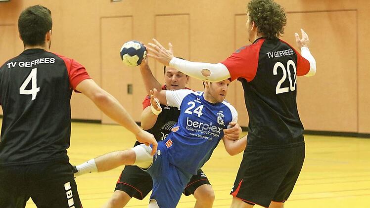 Der Coburger Bj&ouml;rn Finzel_(Nummer 24) setzt sich am Kreis gegen mehrere Gegner vom TV Gefrees durch. Fotos: Iris Bilek