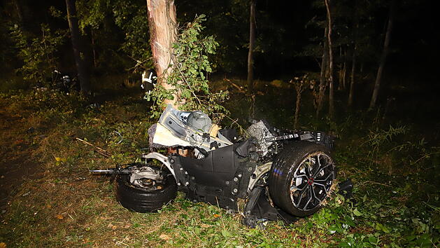 Auto kommt von Fahrbahn ab und prallt gegen Baum