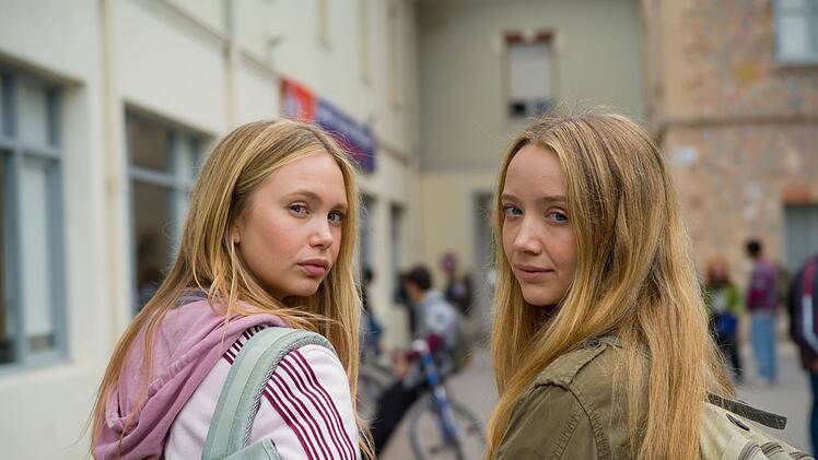 Die Zwillinge Lily und Abby werden von den echten Schwestern Tallulah Evans (links) und Delphi Evans gespielt.