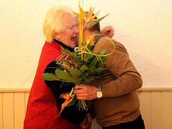 Zum Abschied bekam Anna Breunig eine herzliche Umarmung von Chorsprecher Alois Kotzer. Fotos: Johanna Blum