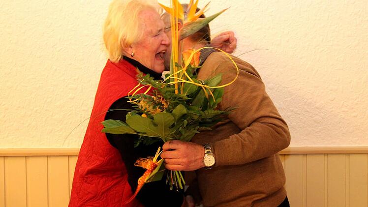 Zum Abschied bekam Anna Breunig eine herzliche Umarmung von Chorsprecher Alois Kotzer. Fotos: Johanna Blum