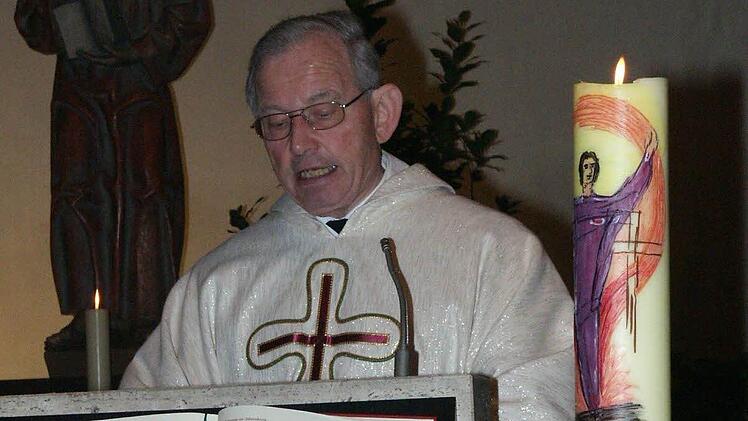 Oskar Pflüger, der langjährige Stadtpfarrer und Dekan von Bad Kissingen, ist am Dienstag, 16. April, im Alter von 78 Jahren in Würzburg gestorben. Zuletzt war er Hausgeistlicher im Caritas-Seniorenzentrum Sankt Thekla. Foto: Archiv Saale-Zeitung
