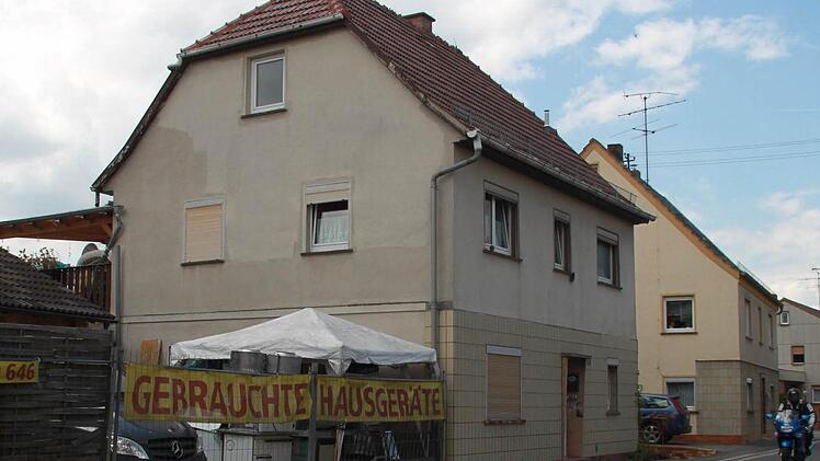 In diesem Haus in Buch am Forst spielte sich das Familiendrama in der Nacht zum Freitag ab. Foto: Matthias Einwag