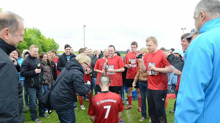 Schnappschüsse nach dem Titelgewinn mit dem Sieg in Albertshausen.