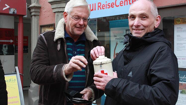 Brose-Baskets-Manager Wolfgang Heyder (rechts) sammelte fleißig mit. Foto: Daniel Kittelmann