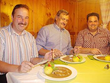 Zweiter Vorsitzender Roland Schedel (FFW), Klüeßkonsul Georg Hummel und Erster Feuerwehr-Vorsitzender Michael Zwingmann stimmen sich schon einmal beim Klüeß-Essen auf das Ereignis ein: Am Kirchweih-Samstag wird die Klüeßfraa-Statue in Neuses aufgestellt.  Foto: Schülein