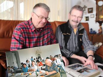 Ludwig Fick († / auf dem Bild im Vordergrund) hat die Geschicke der Kolpingfamilie Stadtsteinach lange Zeit gelenkt. Sein Nachfolger Wolfgang Bobek (im Hintergrund, links) und dessen Stellvertreter Sepp Madl (rechts) kümmern sich heute um ein abwechslungsreiches Programm. Foto: Matthias Beetz