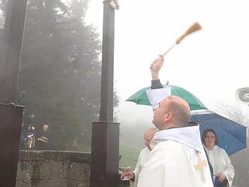 Segnung der Kreuzigungsgruppe auf dem Gipfel des Kreuzbergs durch Pater Stanislaus.  Foto: Eckert