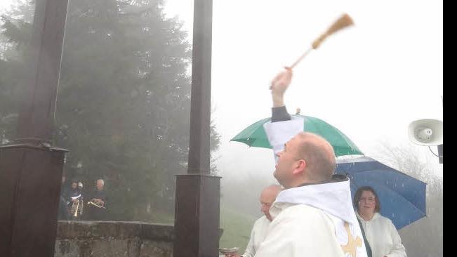 Segnung der Kreuzigungsgruppe auf dem Gipfel des Kreuzbergs durch Pater Stanislaus.  Foto: Eckert