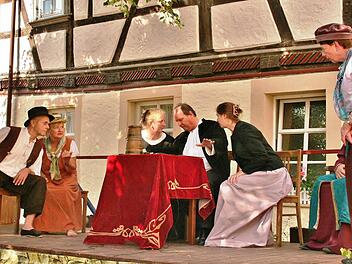 Dorfgericht anno 1797 mit v.l. Günther Vogel, Ruth Stenzl, Eleonore, Andreas u. Veronika Richler und Ingeborg Willerding. Foto: Werner Vogel