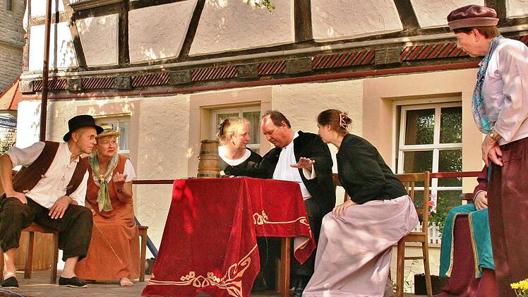 Dorfgericht anno 1797 mit v.l. Günther Vogel, Ruth Stenzl, Eleonore, Andreas u. Veronika Richler und Ingeborg Willerding. Foto: Werner Vogel